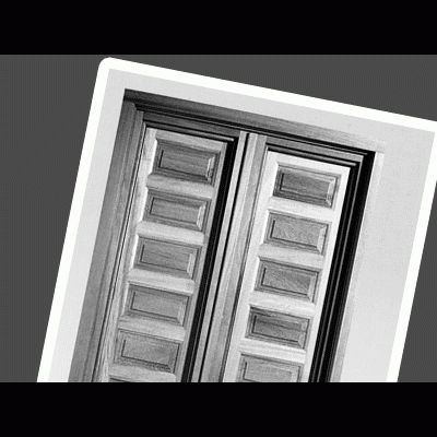 ventana y balcón de madera